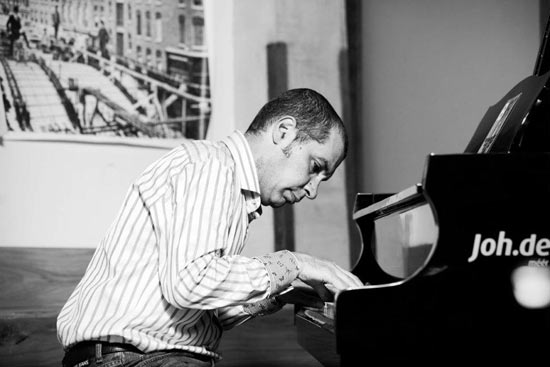 ako-playing-en-profile